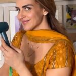 Esha Deol Instagram - Every mumbaikar right now 😅 Beat the heat ! #onset #filming of मैं #filminginmumbai #summervibes #filmshoot #summer #summertime #mumbaisummer #oneofthosedays #mainthefilm #onset #hotweather #actorslife #funnyface #action #eshadeol #esha #shoot #gettingready #shootlife #work #mainfilm #trend #explore #trendingreels #reelkarofeelkaro #reelitfeelit #explorepage #look #character #gratitude ♥️🧿
