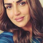 Esha Deol Instagram - When you are having a tough time keeping a straight face on set at work. #mondaymotivation #mondayblues 😋 #oneofthosedays #mainthefilm #onset #actorslife #funnyface #action #eshadeol #esha #shoot #gettingready #shootlife #work #mainfilm #trend #explore #trendingreels #reelkarofeelkaro #reelitfeelit #explorepage #look #character #gratitude ♥️🧿