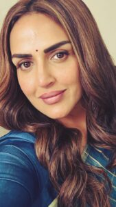 Esha Deol Instagram - When you are having a tough time keeping a straight face on set at work. 
#mondaymotivation #mondayblues 😋

#oneofthosedays #mainthefilm #onset #actorslife #funnyface #action #eshadeol #esha #shoot #gettingready #shootlife #work #mainfilm #trend #explore #trendingreels #reelkarofeelkaro #reelitfeelit #explorepage #look #character #gratitude ♥️🧿