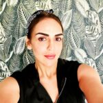 Esha Deol Instagram - Bandana girl 💚🍀 Ready set go ! It’s Monday 👍🏼 #shootlife #mondaymotivation #readysetgo #workmode #shootlife #photooftheday #bandanagirl #mondayvibes #offtowork #eshadeol #gratitude 🧿♥️