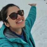 Girija Oak Instagram - Many shades of happy ❄️ Kashmir photo dump 1/367😋 Thenk you for the pictures @nishigandha_salon and @keshav5753 💕