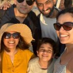 Girija Oak Instagram - #tbt Goa. 2023 began well 😊 @suhrudgodbole @spruhavarad @varadinsta chalaa parat!