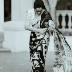 Girija Oak Instagram - Monochrome has my heart. Styled by @shalmalee_t For the @loksattalive Tarun Tejaankit puraskar. Saree and blouse @suta_bombay Photography @ganesh_theshutterkey and Hair, makeup @preity_sharma_ ♥️