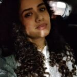 Girija Oak Instagram - My absolute favourite travel passtime 😊 #feelingveryvain #feltcutemightdeletelater #randomreels #whattodowednesday