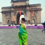 Girija Oak Instagram - Palat 😉 . . At the inauguration of a brand new multimedia light and sound show at The Gateway of India. With @brewbackersmedia 😊