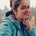 Girija Oak Instagram - Many shades of happy ❄️ Kashmir photo dump 1/367😋 Thenk you for the pictures @nishigandha_salon and @keshav5753 💕
