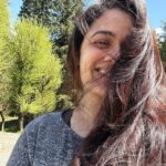 Girija Oak Instagram - Many shades of happy ❄️ Kashmir photo dump 1/367😋 Thenk you for the pictures @nishigandha_salon and @keshav5753 💕