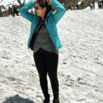 Girija Oak Instagram - Many shades of happy ❄️ Kashmir photo dump 1/367😋 Thenk you for the pictures @nishigandha_salon and @keshav5753 💕
