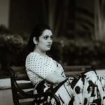 Girija Oak Instagram - Monochrome has my heart. Styled by @shalmalee_t For the @loksattalive Tarun Tejaankit puraskar. Saree and blouse @suta_bombay Photography @ganesh_theshutterkey and Hair, makeup @preity_sharma_ ♥️