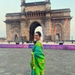 Girija Oak Instagram - Palat 😉 . . At the inauguration of a brand new multimedia light and sound show at The Gateway of India. With @brewbackersmedia 😊