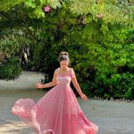 Hina Khan Instagram - This dress is taking me from my morning coffee to the beach 🏖️