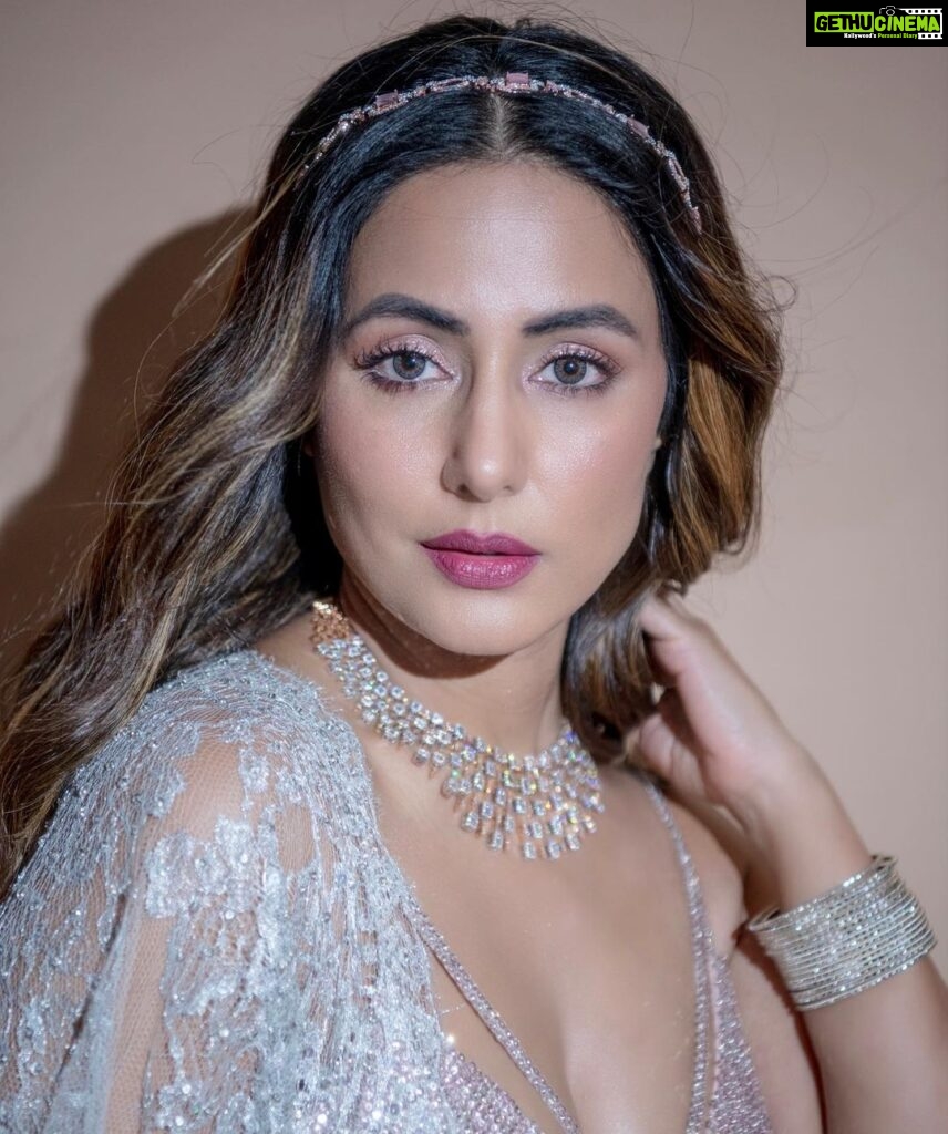 Hina Khan Instagram - Be your own sparkle baby ✨ Outfit- @shehlaakhan Jewels - @gehnajewellers1 Hairband- @curiocottagejewelry Styled by @kansalsunakshi MUAH @sachinmakeupartist1 @saba_hair_makeupartist 📸 @rishabhkphotography