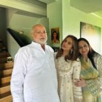 Huma Qureshi Instagram - The annual Eid photo of the Qureshi’s.. Slide 2 .. mom and dad with their favourite child Slide 3 … the madness behind that perfect family shot #EidMubarak #pyaar #blessed #duas #love 🧿 🤍😂❤️😇🌙🧿
