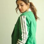 Huma Qureshi Instagram - 💚 Styled by : @sanamratansi Assisted by : @nirikshapoojary_ Jacket : @khhouseofkhaddar Crop top and pants : @zara Earring : @myrhabyrhea Rings : @myrhabyrhea @inaya_accessories Make Up : @krisann.figueiredo.mua Hair : @rakshandairanimakeupandhair Photographer : @devsphotographyofficial