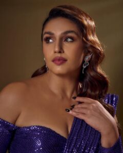 Huma Qureshi Instagram - 💜😈🦄Last Night all glammed up at the #news18reelawards Thank you for all the love for #Maharani Season2 #BestActress @sirsubhashkapoor your faith in me has made all this possible. Thankkkk you … Chalo on to Season 3 @kangratalkies @sonylivindia 
@namitaalexander @krisann.figueiredo.mua @rakshandairanimakeupandhair glam squad