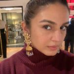 Huma Qureshi Instagram - Walk & Shop , some Sun in the Park , kuch Friends , thodi Coffee , lusting over @schiaparelli and chilling with my new furry friends #NewYork #newyorkcity #traveltales #photodump