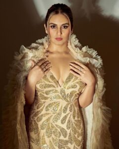 Huma Qureshi Instagram - When you love your outfit.. and can’t decide .. just post all the pictures ✨ 

Outfit - @abujanisandeepkhosla 
Jewellery- @anmoljewellers 
Shoes - @louboutinworld 
Makeup - @ajayvrao721 
Hair - @hairbysanjanag 
Styled by - @who_wore_what_when 
Photography - @shauryakandwal
Nails @soezi