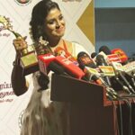 Iniya Instagram - HAPPY TO SHARE WITH U ALL THIS YEAR ONAM FESTIVAL IS SO SPECIAL FOR ME. RECEIVED TAMIL NADU STATE GOVERNMENT AWARD AS BEST ACTRESS FOR MOVIE 🎥 VAAGAI SOODAVAA(2011). THANKS TO MY MOM , MY DIRECTOR SARGUNAM SIR , CINEMATOGRAPHER OMPRAKASH SIR, PRODUCER MURUGANANTHAM SIR , MY CO ACTOR VIMAL, WHOLE CAST & CREW MEMBERS OF VSV.😊 CELEBRATING THIS HAPPINESS ON THIS AUSPICIOUS DAY😊 HAPPY ONAM TO ALL 🌸