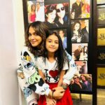 Isha Koppikar Instagram - Love is in the hair! 💇‍♀️ #newhair #adayatthesalon #haircut #motherdaughter #hairtransformation #feelitreelit #haircutreels #reelsinstagram