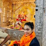 Isha Koppikar Instagram - On the occasion of Makar Sankranti, Pongal, and Lohri, I visited Dagdusheth to get blessings from Ganpati Bappa. Wishing you all happy festivities 😊🙏🏼 #dagdushethganpati #ganpatibappamorya #makarsankranti #lohri #pongal #festivals #indianfestivals #celebration #blessings Dagdu Sheth Ganpati