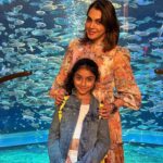 Isha Koppikar Instagram - For tomorrow - Making unforgettable memories with my little one in the mesmerizing depths of Dubai's aquarium! We also found nemo 🌊🐠 #MotherDaughterBonding #DubaiAdventures #AquariumExplorers #dubai #visitdubai #travel #motherdaughter