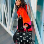 Isha Koppikar Instagram - Do you love or hate early morning flights? Tell me in the comments below 👇🏻 #workmode #letsfly #fly #mood #working #ootd #actorslife