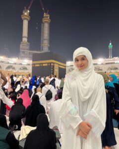 Jannat Zubair Rahmani Instagram - Jumma Mubarak 🤲🏻💕
Completed our first Umrah Alhumdulillah 

Special thanks to @alkhalidtours for being the best guide and making sure of every little detail…
Really appreciate it 💕 

Abaya @vw_abayas