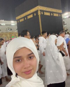 Jannat Zubair Rahmani Instagram - Jumma Mubarak 🤲🏻💕
Completed our first Umrah Alhumdulillah 

Special thanks to @alkhalidtours for being the best guide and making sure of every little detail…
Really appreciate it 💕 

Abaya @vw_abayas
