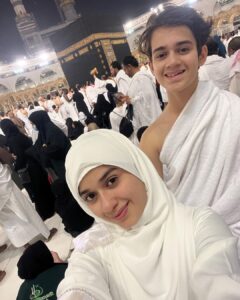 Jannat Zubair Rahmani Instagram - Jumma Mubarak 🤲🏻💕
Completed our first Umrah Alhumdulillah 

Special thanks to @alkhalidtours for being the best guide and making sure of every little detail…
Really appreciate it 💕 

Abaya @vw_abayas