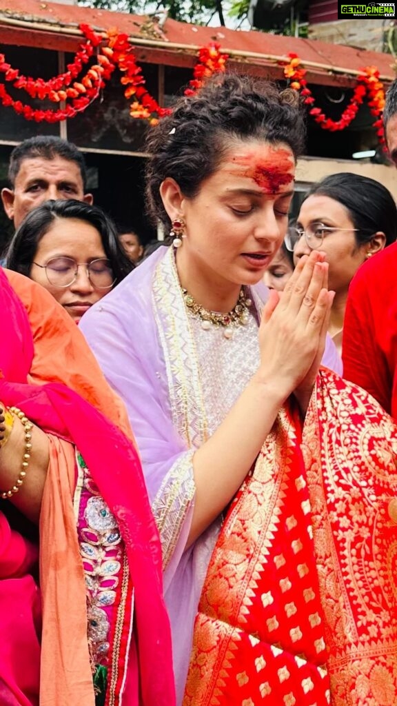 Kangana Ranaut Instagram - Aaj Kamakhya mae ke mandir mein darshan kiye …. Iss mandir mein jagatjannani maeya ki yoni roop mein puja hoti hai… yeh mayi ki shakti ka virat roop hai jahan mayi ko maas aur bali ka bhog lagta hai, yeh pavitra sthan ek shakti peeth hai… jahan shakti ka adbhut sanchar hai… kabhi Guwahati aana hua toh darshan zarur karein… Jai mayi ki 🙏