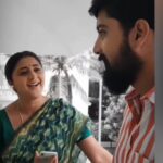 Kaniha Instagram - This is what impromptu singing sounds like 🙂 Note that dabba used as our beatbox 😛😛 Inbetween shots during Edhirneechal shoot 😝 with @sabari.prasanth பிழைகளை மன்னிக்கவும் 🤗 #happpy #singing #reelfun #thenmozhi #thiruchitrambalam