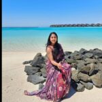 Kaniha Instagram - Taking those six yards of beauty across the seas! Flaunting my saree wherever I go! #sixyardsofelegance #saree #sareelove #Maldives #loveyourbody #holidays Sun Siyam Olhuveli