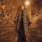 Karan Johar Instagram - The india Inspired celebration and the most stunning art exhibit this country has ever witnessed or curated…. @nmacc.india Wearing @rahulmishra_7 styled by @ekalakhani production design @amritamahalnakai hair @aalimhakim make up @paresh_kalgutkar 📷 @sheldon.santos