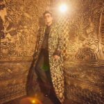 Karan Johar Instagram - The india Inspired celebration and the most stunning art exhibit this country has ever witnessed or curated…. @nmacc.india Wearing @rahulmishra_7 styled by @ekalakhani production design @amritamahalnakai hair @aalimhakim make up @paresh_kalgutkar 📷 @sheldon.santos