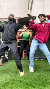Kavya Thapar Instagram - When REMO DSOUZA #tuktuk our hearts away.. & @pritkamani just being his cute self. @eishasingh missed you sishter ♥️ 

Do this fun #TukTukChallenge with us. Make your own version of this very easy, very breezy, very simple step 🫴🏻

#MiddleClassLove in Cinemas 16th September 

@anubhavsinhaa @ratnabsinha @realhimesh
@payaldevofficial @benarasmediaworks @zeemusiccompany @zeestudiosofficial 🫶