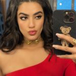 Kavya Thapar Instagram - I realised I never gave y’alls a mirror selfie n all that … but I guess we count this as a good start eh ? 😬💥🌶 ❤️ P.s. a lot coming from this look cause it’s my current fav! 🔥 Wearing : @melova__ @the_jewel_factor @ashay.newdelhi 🔥 Styling | @sakshi312 assisted by @sanjamkaur92 @kinjal_maru04 🌹 Makeup | @glowupwithsrushti ❤️ Hair | @stylistsony 💋 Runway Lifestyle