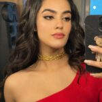 Kavya Thapar Instagram - I realised I never gave y’alls a mirror selfie n all that … but I guess we count this as a good start eh ? 😬💥🌶 ❤️ P.s. a lot coming from this look cause it’s my current fav! 🔥 Wearing : @melova__ @the_jewel_factor @ashay.newdelhi 🔥 Styling | @sakshi312 assisted by @sanjamkaur92 @kinjal_maru04 🌹 Makeup | @glowupwithsrushti ❤️ Hair | @stylistsony 💋 Runway Lifestyle