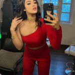Kavya Thapar Instagram - I realised I never gave y’alls a mirror selfie n all that … but I guess we count this as a good start eh ? 😬💥🌶 ❤️ P.s. a lot coming from this look cause it’s my current fav! 🔥 Wearing : @melova__ @the_jewel_factor @ashay.newdelhi 🔥 Styling | @sakshi312 assisted by @sanjamkaur92 @kinjal_maru04 🌹 Makeup | @glowupwithsrushti ❤️ Hair | @stylistsony 💋 Runway Lifestyle