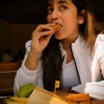 Komalee Prasad Instagram - No caption...just a happy me with some food and sunshine.... Ps some preachings in fourth swipe 😋♥️