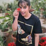 Komalee Prasad Instagram - Bloominggg 🌸🌼🍁🌺🏵️ PS last pic inspiration - meme god 🙏🏻