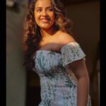 Komalee Prasad Instagram - What sunshine is to flowers , love is to humanity 🌞❤️ #bts from my next with the styling done by the director herself @praveena.rao ❤️ Makeup @rameshkumar8501 Hair @raghavacharyramoju