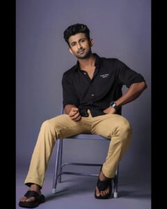 Mahendran Instagram - Eagles don't flock, you have to find them one at a time 🖤

Studio - @njsatz @njstudios_7159
Stylist - @mageshwaro6