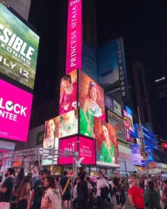 Mahesh Babu Instagram - Lighting up the Times Square!! 💥💥💥 So so proud of you my fire cracker ♥️♥️♥️♥️ Continue to dazzle and shine!! 😘😘😘 @sitaraghattamaneni 

#PMJSitara