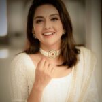 Mahima Nambiar Instagram - Sending you my smiles ☺️☺️☺️ clicked by : @camerasenthil Outfit : @labelswarupa Accessories : @original_narayanapearls MUA : @jeevithamakeupartistry #smile #photoshoot #womaninwhite #chikankari #traditional #indian #poser #work #candidclick #makeup