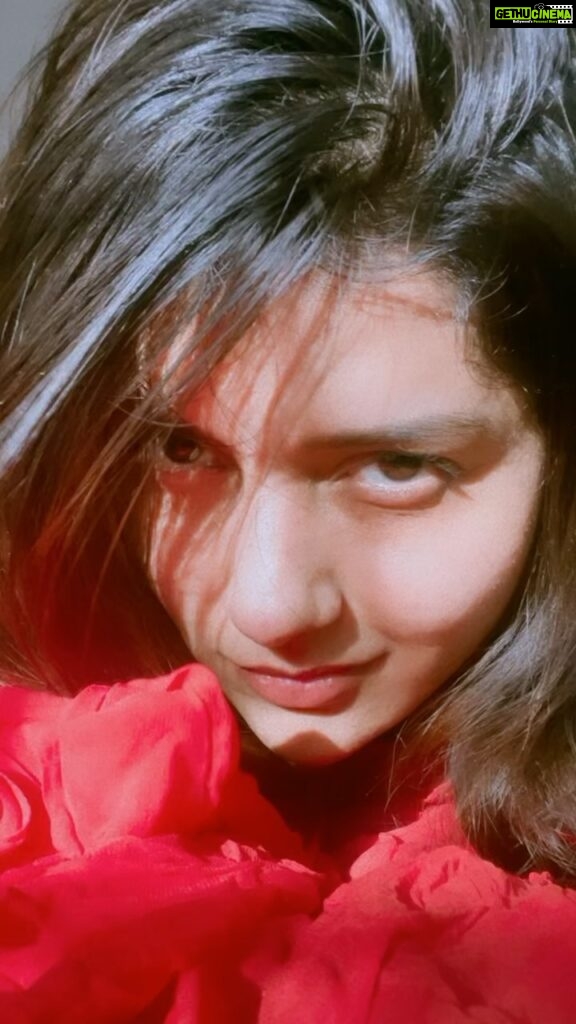 Mahima Nambiar Instagram - Fifty shades of boredom 🤣 #bored #oldsong #eniniyaponnilave #favsong #timepass