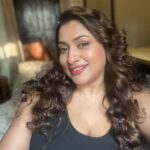 Malavika Instagram - I’m a Queen crowded in my own curls ✨♥️