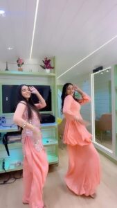 Munira Kudrati Instagram - Making this dance reel was whole vibe 💃💃✨✨ @mansibhanushaliii did soo welll !!!
Outfits @tripzarora 😘😘 always making us look our best ! 
.
.
.

.
.
#dance #dancer #dancereels #reelsinstagram #reelsvideo #reelsindia #reelsviral #reelslovers #instagram #bhagyalakshmi #exploremore #explore #showmethethumka #❤️