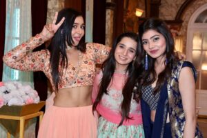 Munira Kudrati Instagram - All the beauties in one frame 😂
.
.
.
.
.
.
.
#bhagyalakshmi
