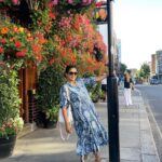 Nadhiya Instagram - Flowers keep me in high spirits. 💙🌸❤️🌹🧡🌺 #throwbackthursday #holiday #london #flowers