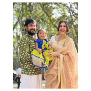 Nakul Instagram - Akira’s first Tirupati trip 🙏🏼

📸 @danushbhaskar 

My Kurtha @vastara_thelabel 
Akira’s Paavadai @collectiveamara 

#myakira #khulbeetails #khulbaebee #khulbee #familytrip